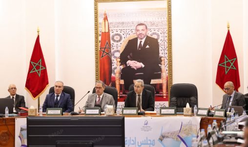 Vue aérienne du bassin du Sebou, avec des barrages remplis et des rivières en crue, symbolisant l'abondance hydrique après des pluies exceptionnelles au Maroc.