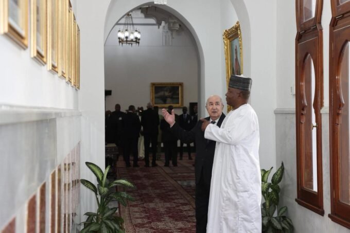 Le président algérien Abdelmadjid Tebboune et le chef de la junte nigérienne Abdourahamane Tiani, en visite à Alger, diffusée sur un compte Facebook de la présidence nigérienne le 16 février 2026.