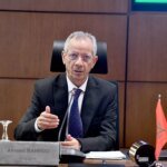 Le Conseil de la Concurrence Dégaine : Perquisitions Massives dans le Secteur des Dispositifs Médicaux 2 Illustration d'une équipe d'enquêteurs du Conseil de la concurrence menant une perquisition dans un bureau moderne, avec des documents et ordinateurs visibles, symbolisant la lutte contre les pratiques anticoncurrentielles dans le secteur médical.