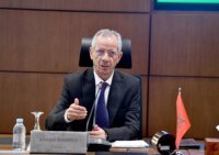 Illustration d'une équipe d'enquêteurs du Conseil de la concurrence menant une perquisition dans un bureau moderne, avec des documents et ordinateurs visibles, symbolisant la lutte contre les pratiques anticoncurrentielles dans le secteur médical.