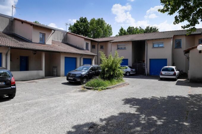 Le domicile de Nathalie Ducrot à Grézieu-la-Varenne, avec ses murs ocre et ses portes bleues, théâtre du féminicide.