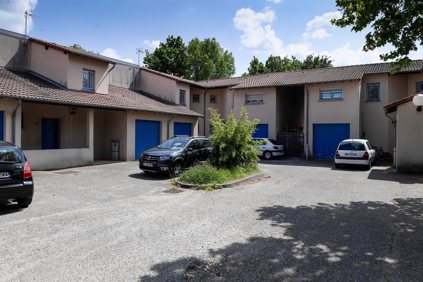 Le domicile de Nathalie Ducrot à Grézieu-la-Varenne, avec ses murs ocre et ses portes bleues, théâtre du féminicide.