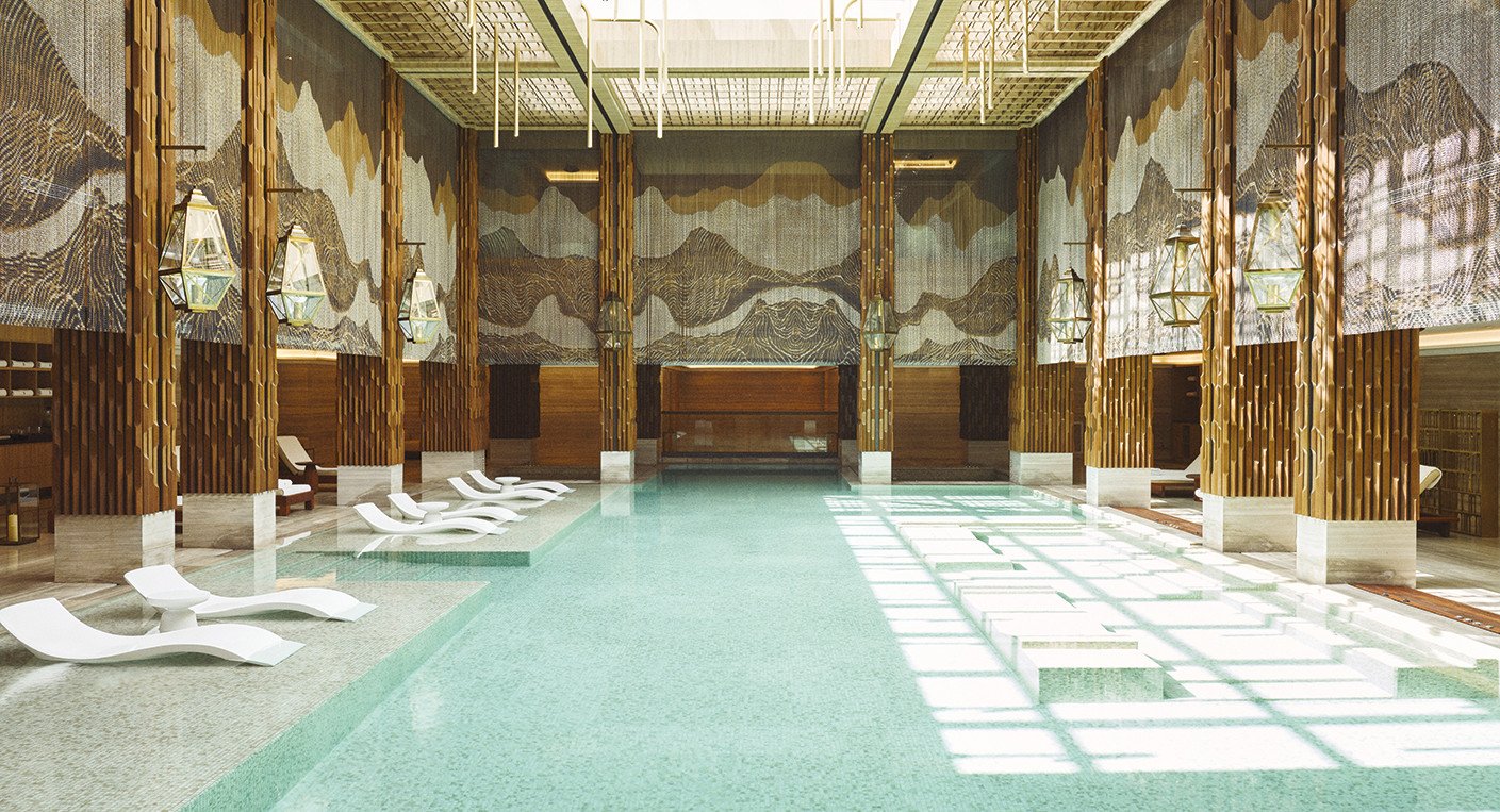 Le Four Seasons Rabat accueille Omorovicza : une nouvelle ère du soin au spa 3 Une esthéticienne appliquant un soin Omorovicza sur le visage d'une cliente au luxueux Spa du Four Seasons Rabat, avec des produits de la marque en arrière-plan.