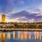 Vue panoramique de la médina de Marrakech avec des touristes, illustrant la richesse culturelle et l'attractivité du Maroc comme première destination touristique africaine en 2025.