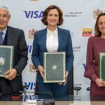 Signature de l'accord 'Stay Cashless' entre la ministre du Tourisme Fatim-Zahra Ammor, des représentants de Visa et du groupe Attijariwafa Bank, symbolisant la digitalisation des paiements dans le secteur touristique marocain.