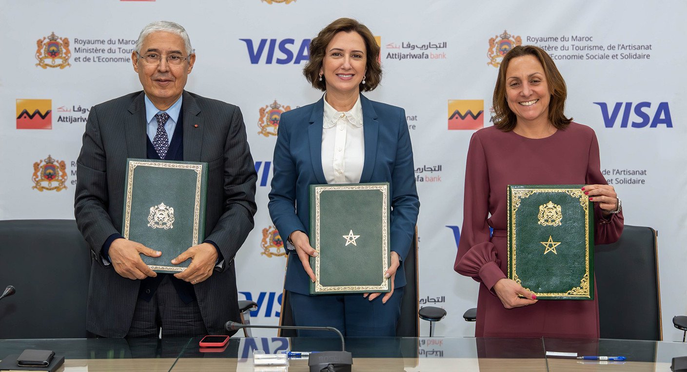 Le Maroc, Destination Sans Cash : L'Impulsion Digitale pour un Tourisme Réinventé 3 Signature de l'accord 'Stay Cashless' entre la ministre du Tourisme Fatim-Zahra Ammor, des représentants de Visa et du groupe Attijariwafa Bank, symbolisant la digitalisation des paiements dans le secteur touristique marocain.