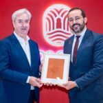 Achraf Fayda, Directeur général de l’ONMT, recevant un prix pour la promotion touristique du Maroc en Espagne.