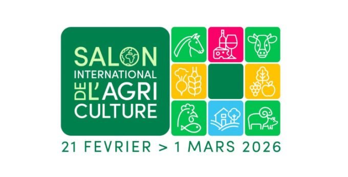 Le ministre de l’Agriculture Ahmed El Bouari et l'ambassadeure Samira Sitaïl inaugurant le pavillon marocain au Salon International de l’Agriculture de Paris, entourés de produits du terroir marocains.
