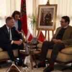 Le ministre marocain du Transport, Abdessamad Kayouh, et le président du Groupe d'amitié parlementaire Maroc-Pologne, Marcin Gwozdz, se serrant la main lors de leur rencontre à Rabat.