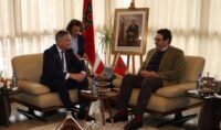 Le ministre marocain du Transport, Abdessamad Kayouh, et le président du Groupe d'amitié parlementaire Maroc-Pologne, Marcin Gwozdz, se serrant la main lors de leur rencontre à Rabat.