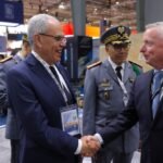 Abdellatif Loudiyi, ministre délégué à la Défense, au stand de Lockheed Martin lors du World Defense Show 2026, discutant avec des représentants.