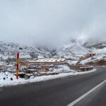 Paysage montagneux enneigé au Maroc sous un ciel menaçant, illustrant les conditions météorologiques extrêmes annoncées.