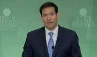 Marco Rubio, Secrétaire d'État américain, s'exprimant lors d'une conférence de presse à Washington, avec le drapeau américain en arrière-plan.