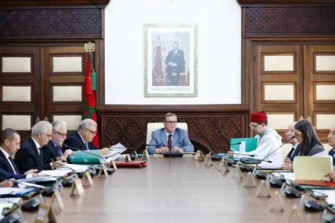 Vue d'ensemble d'un campus universitaire moderne au Maroc, symbolisant l'engagement du gouvernement envers l'excellence de l'enseignement supérieur et la recherche scientifique.
