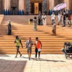 Vue panoramique des Atlas Studios à Ouarzazate, Maroc, avec des décors de films emblématiques sous un ciel clair, symbolisant la puissance cinématographique du Royaume.