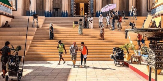 Vue panoramique des Atlas Studios à Ouarzazate, Maroc, avec des décors de films emblématiques sous un ciel clair, symbolisant la puissance cinématographique du Royaume.