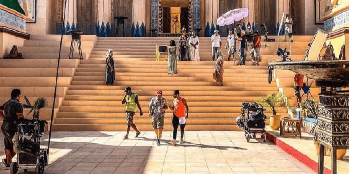 Vue panoramique des Atlas Studios à Ouarzazate, Maroc, avec des décors de films emblématiques sous un ciel clair, symbolisant la puissance cinématographique du Royaume.