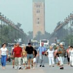 Vue panoramique d'une ville marocaine animée au coucher du soleil, symbolisant l'attractivité touristique et la prospérité économique.