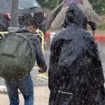 Paysage montagneux du Maroc, avec des nuages bas et des routes humides après une forte pluie.