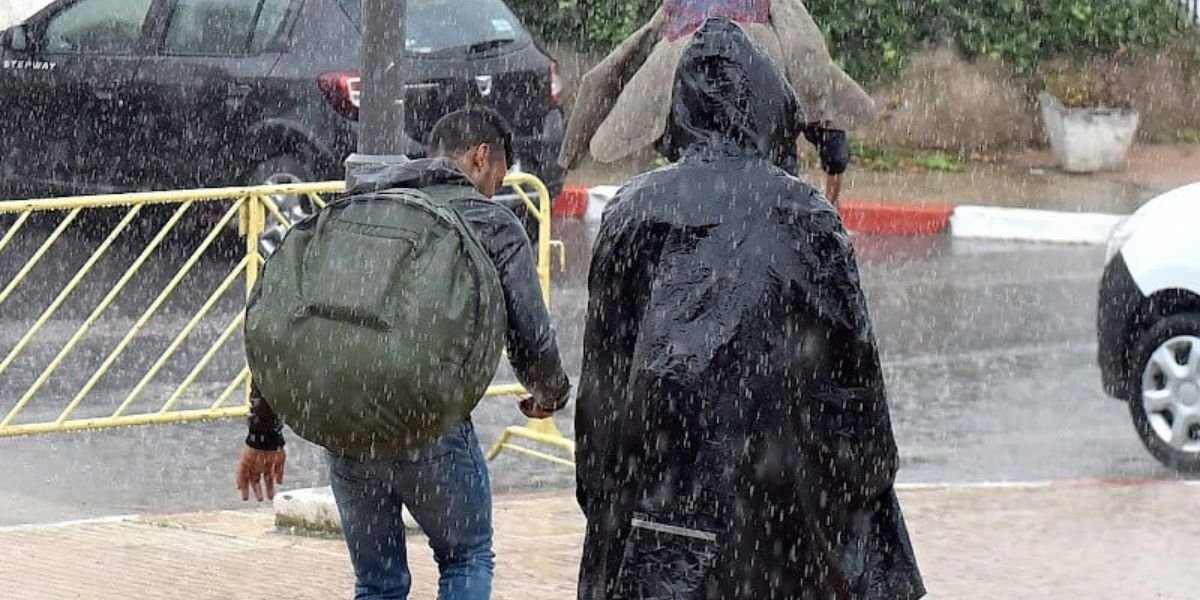 Paysage montagneux du Maroc, avec des nuages bas et des routes humides après une forte pluie.