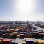 Vue aérienne du port de Casablanca avec de nombreux navires en attente en rade, symbolisant la congestion portuaire et son impact économique.