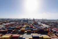 Vue aérienne du port de Casablanca avec de nombreux navires en attente en rade, symbolisant la congestion portuaire et son impact économique.