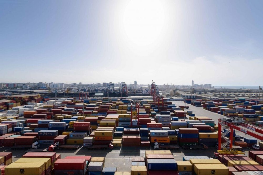 Vue aérienne du port de Casablanca avec de nombreux navires en attente en rade, symbolisant la congestion portuaire et son impact économique.