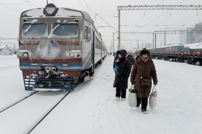 La gare de Fastiv, en Ukraine, endommagée par des attaques russes, avec des voies ferrées visibles et des structures sinistrées sous un ciel nuageux.