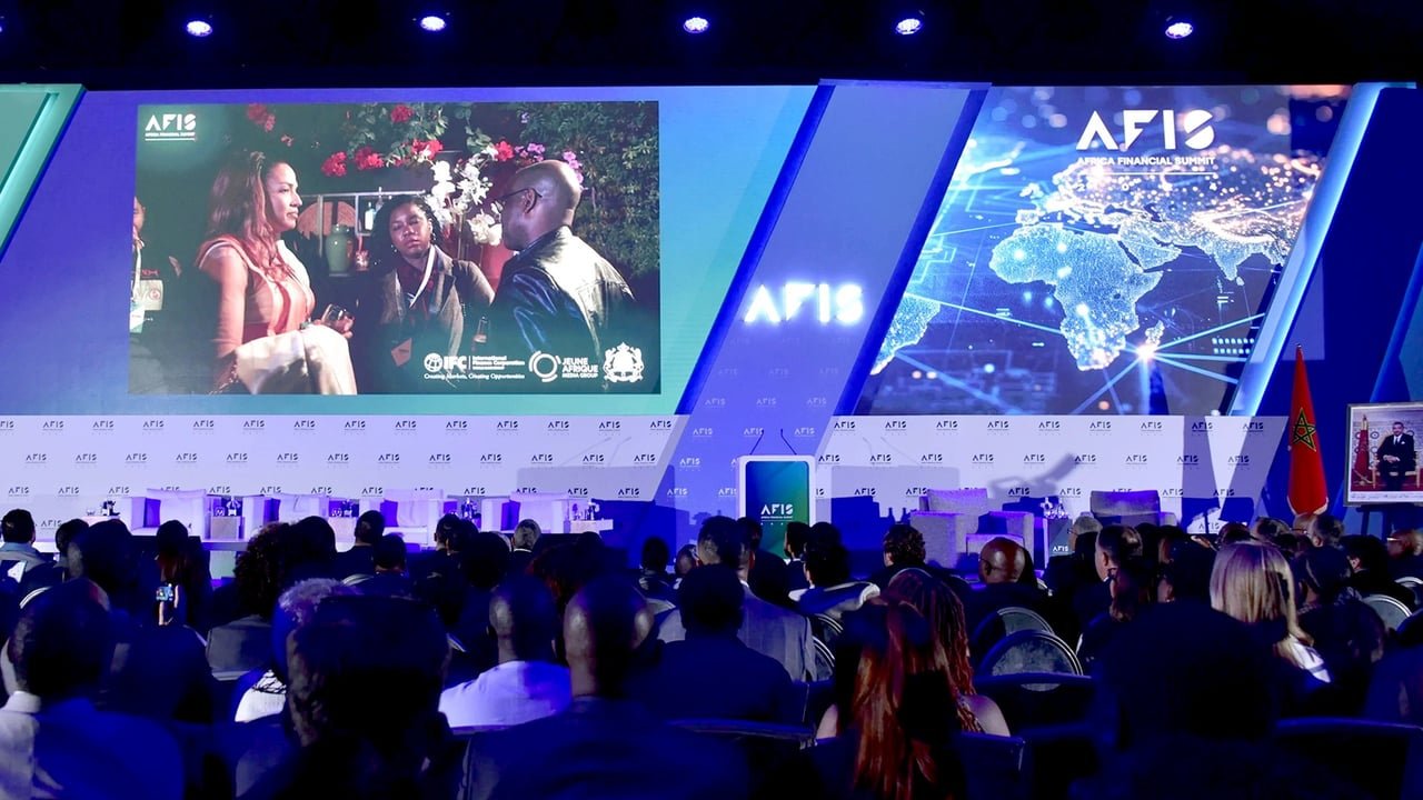 Une image représentant des professionnels de la finance africaine en réunion, avec des éléments numériques et de cybersécurité en arrière-plan, symbolisant la nouvelle orientation stratégique.