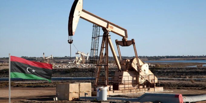 Une installation pétrolière en Libye, avec des derricks et des infrastructures industrielles sous un ciel clair.