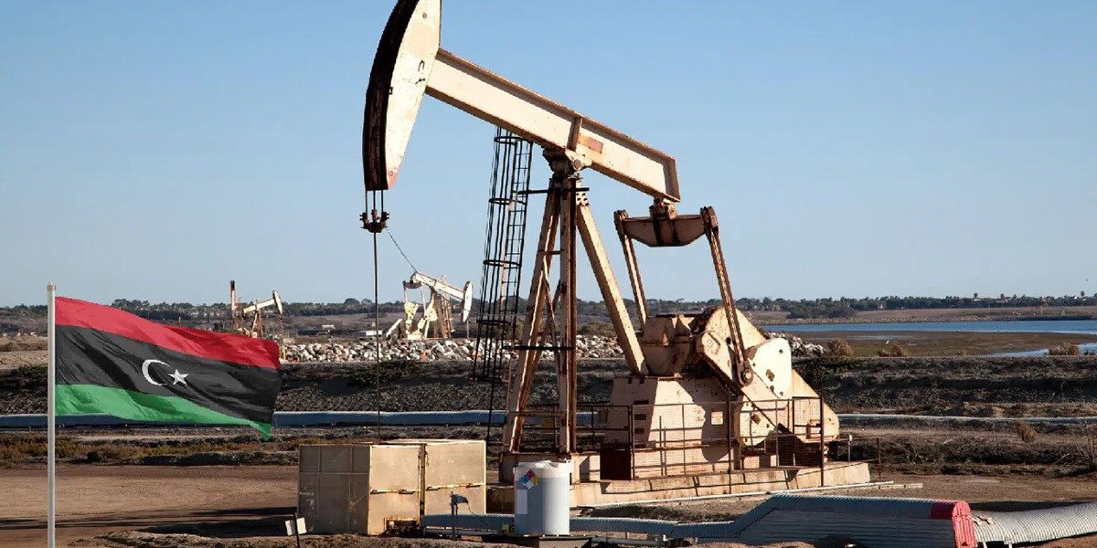 Une installation pétrolière en Libye, avec des derricks et des infrastructures industrielles sous un ciel clair.