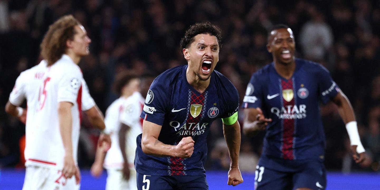 Ligue des Champions : Le PSG en quête de confirmation face à Monaco, un choc décisif au Parc des Princes ! 3 Vue aérienne du Parc des Princes illuminé, avec le logo de la Ligue des Champions affiché sur l'écran géant, symbolisant l'enjeu du match PSG-Monaco.