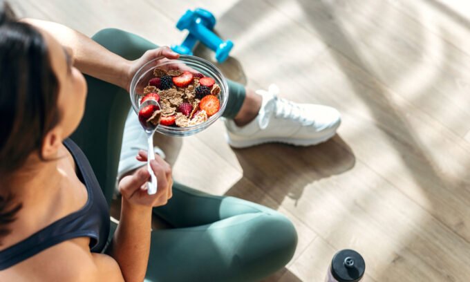 Your Liver's Secret Schedule: Why Consistent Meal Times Are Crucial for Metabolic Health 9 Illustration of a human liver with gears or a clock superimposed, symbolizing its internal circadian rhythm, alongside healthy food items.