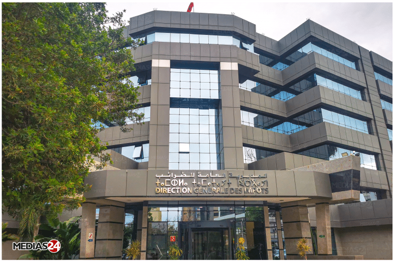 Loi de finances 2026 : voici la note circulaire de la DGI 3 Illustration d'une main tenant un stylo et pointant un document fiscal, symbolisant la note circulaire de la DGI sur la Loi de Finances 2026.