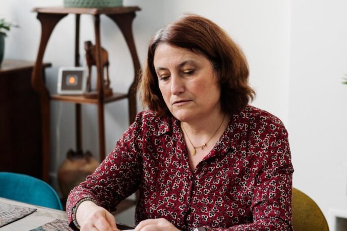 L'Ombre du Couteau sur les Tableaux Noirs : Quand Enseigner Devient un Métier à Risque 7 L'Ombre du Couteau sur les