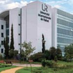 Le président de l'UIR, Noureddine Mouaddib, et le président de la MSU, Mark Keenum, signent des accords de coopération académique, en présence de l'ambassadeur du Maroc aux États-Unis, Youssef Amrani.