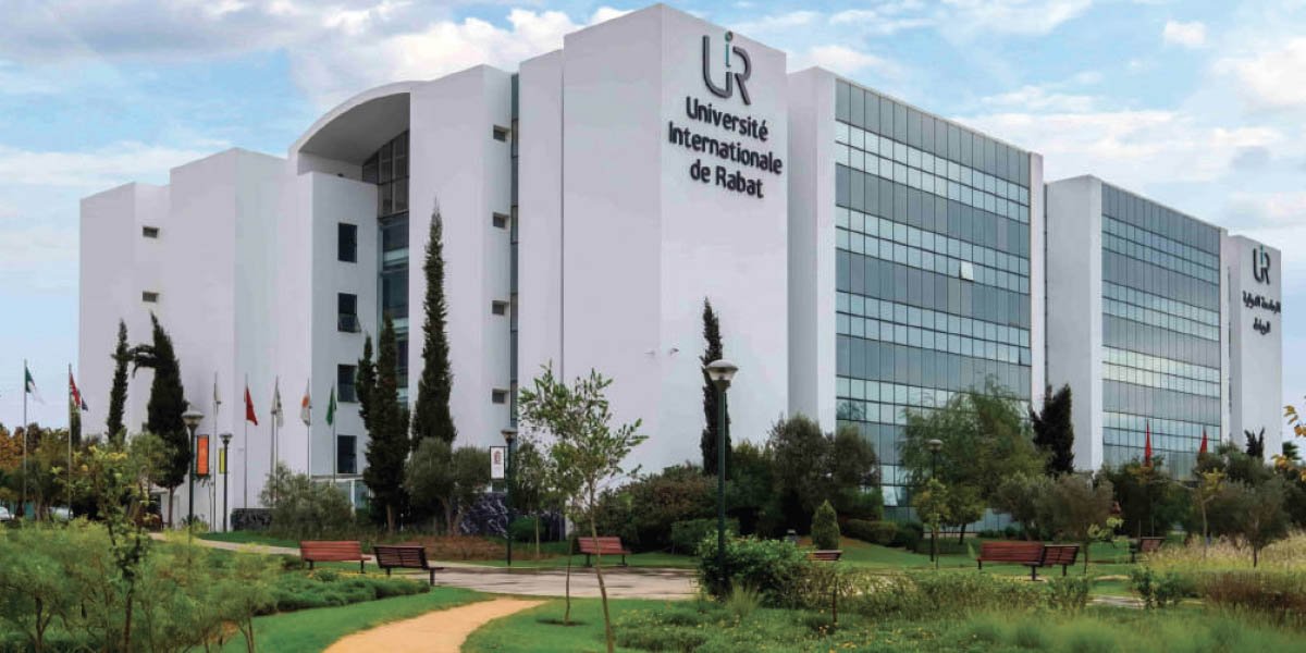 Le président de l'UIR, Noureddine Mouaddib, et le président de la MSU, Mark Keenum, signent des accords de coopération académique, en présence de l'ambassadeur du Maroc aux États-Unis, Youssef Amrani.