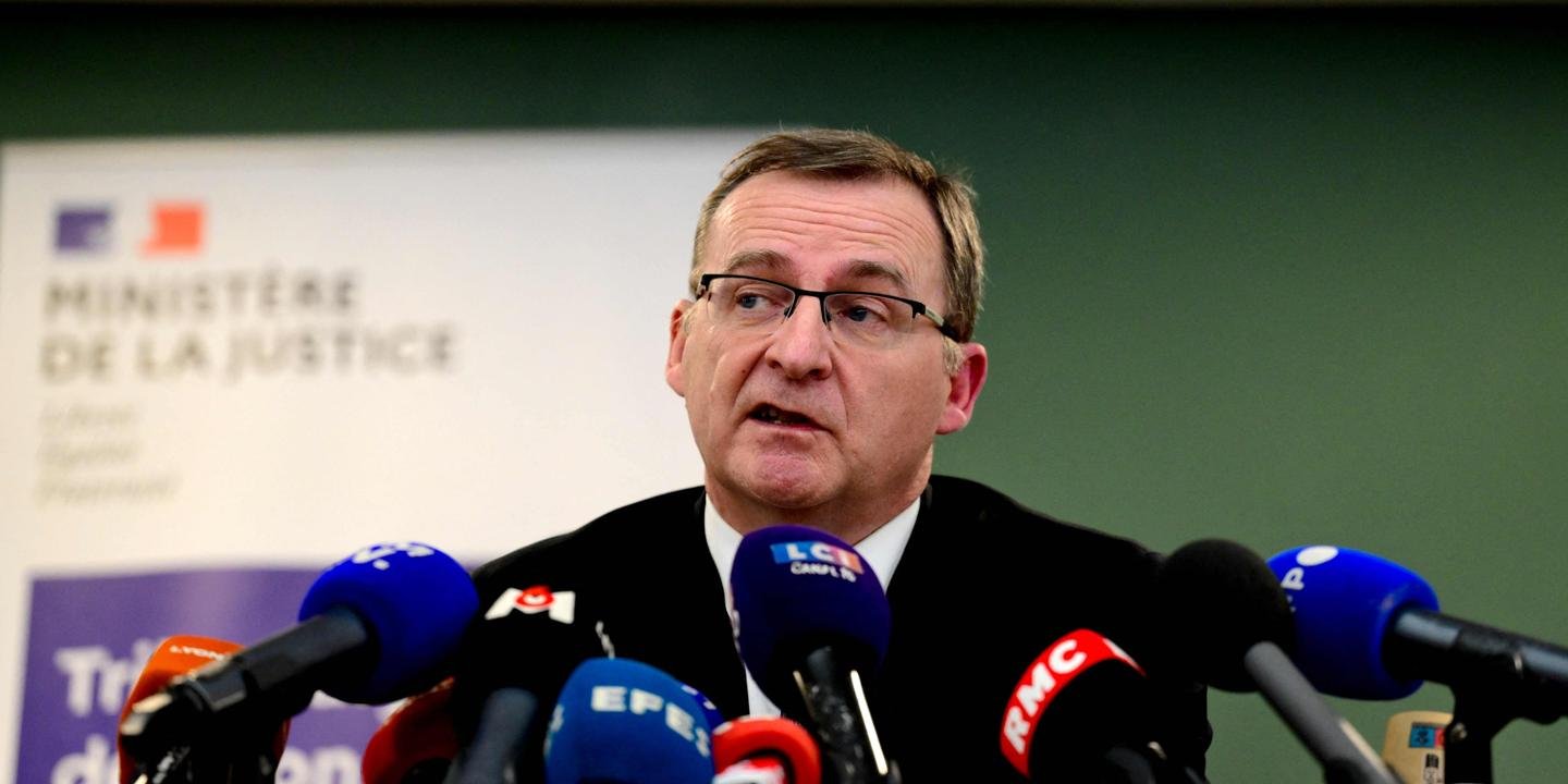 Vue de l'entrée de Sciences Po Lyon, des silhouettes floues de manifestants en arrière-plan, symbolisant les affrontements ayant mené au drame.