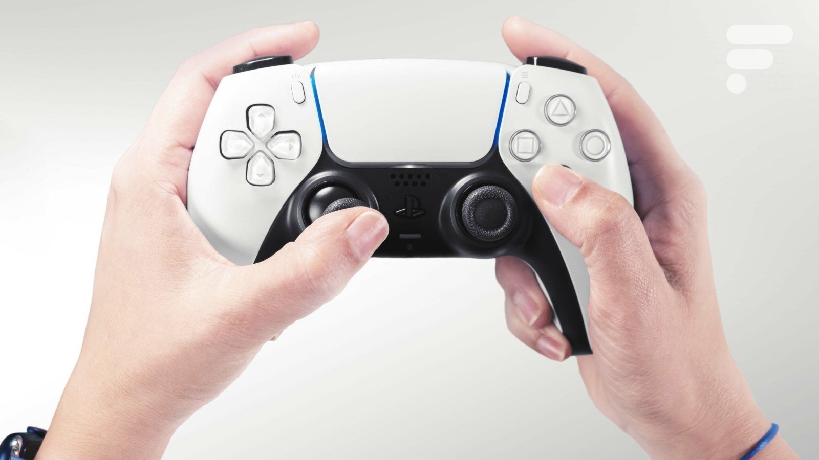 Une manette de jeu Sony futuriste entièrement recouverte d'un écran tactile affichant des icônes de boutons, avec des points lumineux et un design ergonomique, illustrant le concept du brevet.