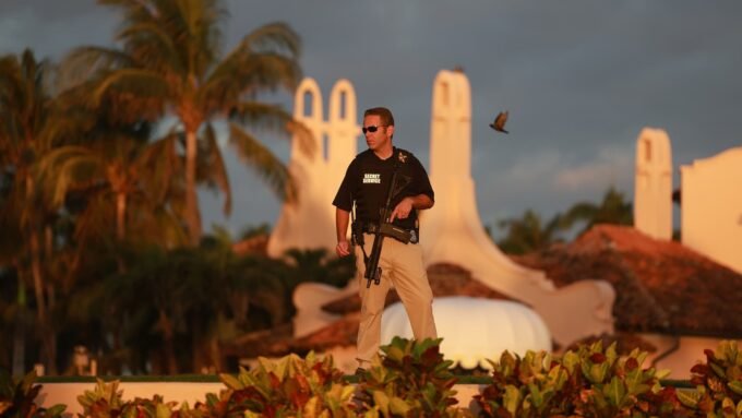 Secret Service agent guarding the Mar-a-Lago home of former President Donald Trump