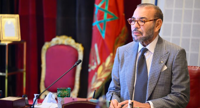 Vue aérienne des zones inondées au Maroc, montrant l'étendue des dégâts causés par les intempéries, avec des maisons et des champs sous l'eau.