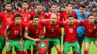 L'équipe nationale de football du Maroc, les Lions de l'Atlas, en pleine action lors d'un match, symbolisant leur préparation pour la Coupe du Monde 2026.