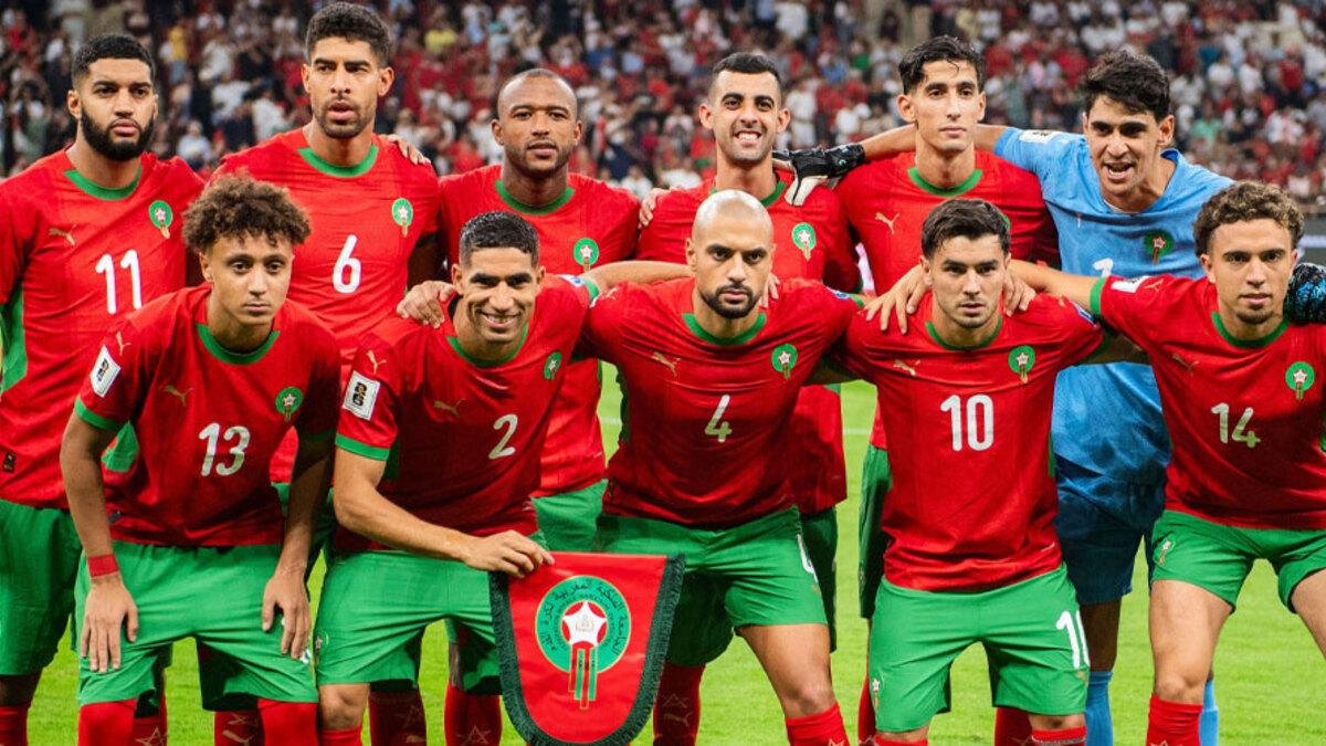 L'équipe nationale de football du Maroc, les Lions de l'Atlas, en pleine action lors d'un match, symbolisant leur préparation pour la Coupe du Monde 2026.