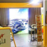 Jeunes entrepreneurs marocains en discussion, symbolisant l'innovation et le dynamisme économique, avec le logo de la BERD en arrière-plan.