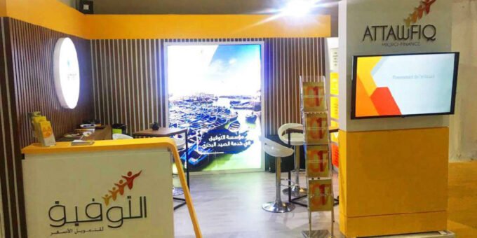 Jeunes entrepreneurs marocains en discussion, symbolisant l'innovation et le dynamisme économique, avec le logo de la BERD en arrière-plan.