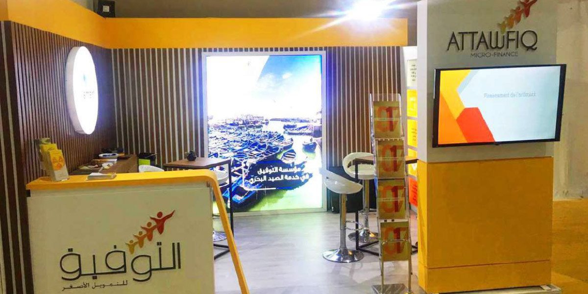 Jeunes entrepreneurs marocains en discussion, symbolisant l'innovation et le dynamisme économique, avec le logo de la BERD en arrière-plan.