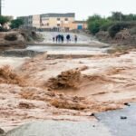 Maroc : L'Hiver S'Acharnait, 15 Routes Restent Coupées, La Vigilance S'Impose 6 Une route marocaine inondée ou enneigée, symbolisant les intempéries et les coupures de circulation.
