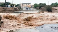 Une route marocaine inondée ou enneigée, symbolisant les intempéries et les coupures de circulation.