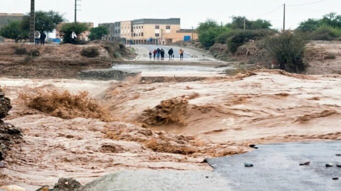 Une route marocaine inondée ou enneigée, symbolisant les intempéries et les coupures de circulation.