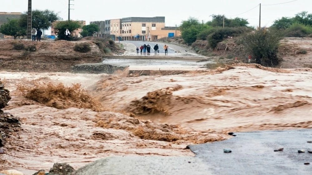 Une route marocaine inondée ou enneigée, symbolisant les intempéries et les coupures de circulation.